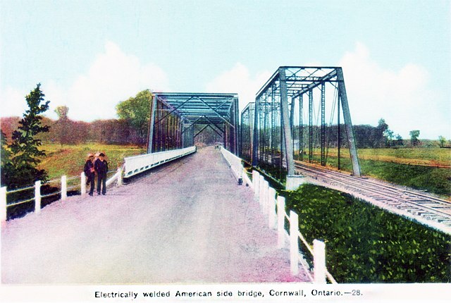 The Railroad Bridge (right) with the Automobile Bridge (left) is in New York State.