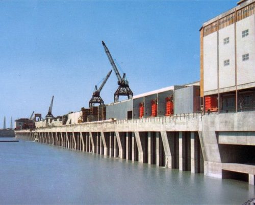 Construction of the Robert H. Saunders Generating Dam. Cornwall, Ontario